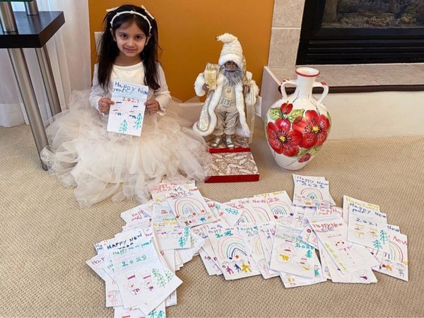  Aranya Chopra, Gadis India Berusia 5 tahun membuat 200 kartu Natal Untuk Penghuni Panti Jompo Menggunakan Uang Celengannya