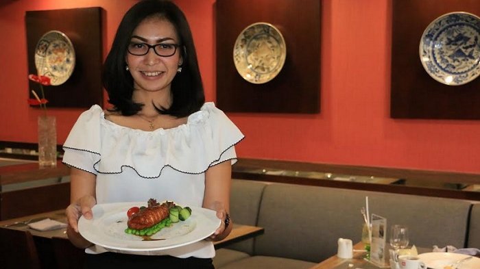Yuni, Public Relation hotel Santika Premiere Semarang, saat membawa menu cumi bakar sambal kecap   