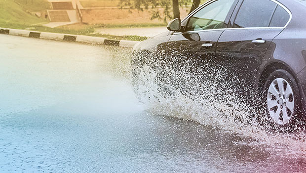 3 Trik Agar Aman Lewati Banjir dengan Mobil