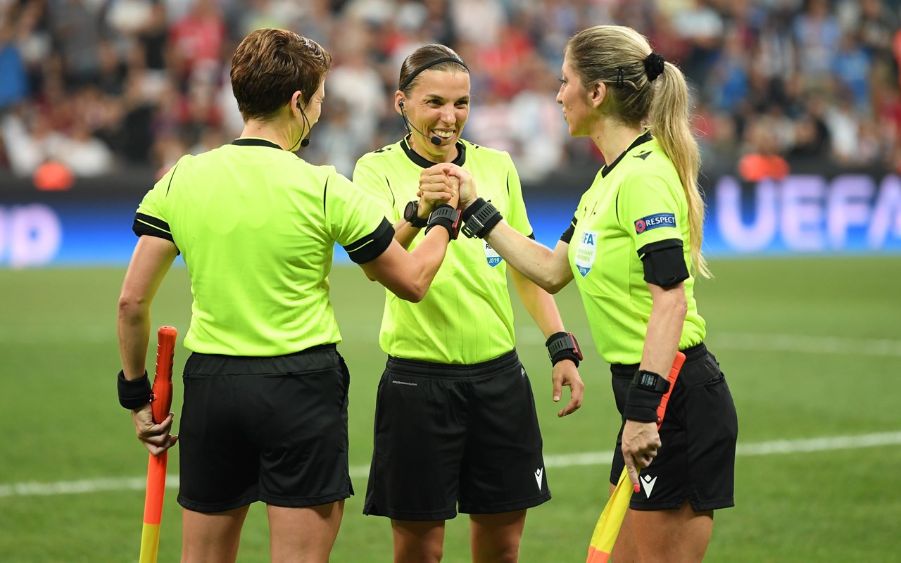 3 Wasit Wanita Pertama Kalinya di Piala Dunia 2022 Qatar