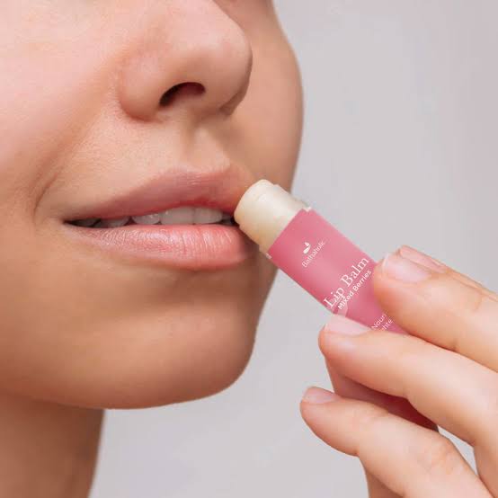 Ilistrasi wanita sedang menggunakan lip balm