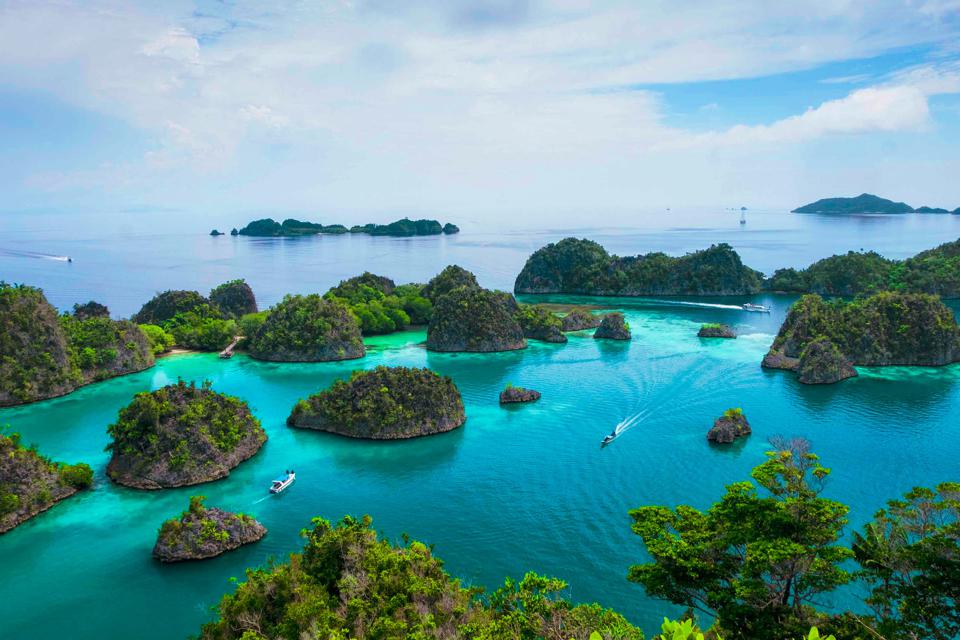 Indonesia tempat terindah di dunia Pemandangan pulau Raja Ampat di Indonesia yang dinobatkan sebagai tempat terindah di dunia. 