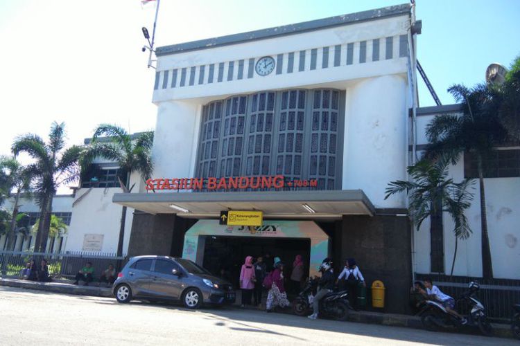 Aktivitas di Stasiun Bandung, Rabu (9/5/2018). PT KAI Daop 2 Bandung mengumumkan tiket kelas ekonomi untuk mudik dan arus balik lebaran sudah habis te