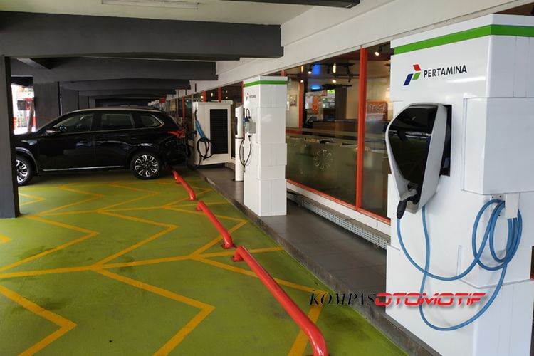 Empat stasiun pengisian daya mobil listrik di SPBU Pertamina Kuningan, Jakarta Selatan, yang menjadi program Green Energy Station (GES).(stanly)