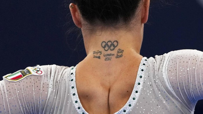 Pesenam Italia Vanessa Ferrari memiliki tato di belakang lehernya  untuk memperingati perjalanan sebelumnya ke Beijing, London, dan Rio de Janiero Gam