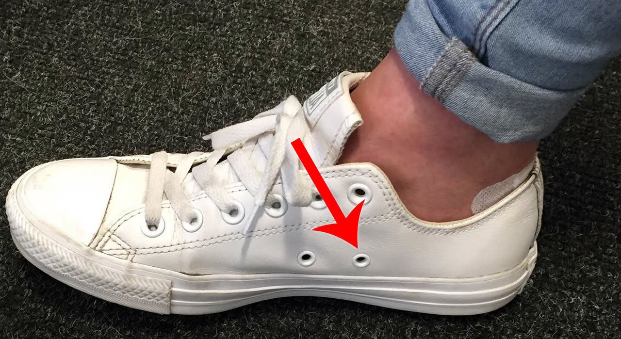 Lubang kecil dibagian bawah lubang tali sepatu memiliki fungsi sebagai ventilasi di dalam sepatu 