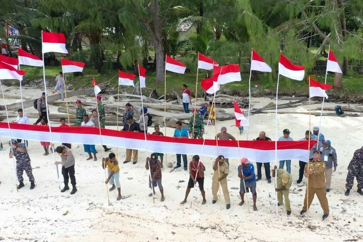 Pengibaran bendera Merah Putih di Pulau Fani, salah satu pulau terluar yang berada di Provinsi Papua Barat