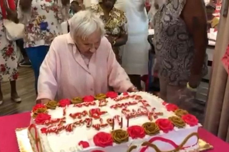 Louise Jean Signore sedang merayakan ulangtahun ke 107