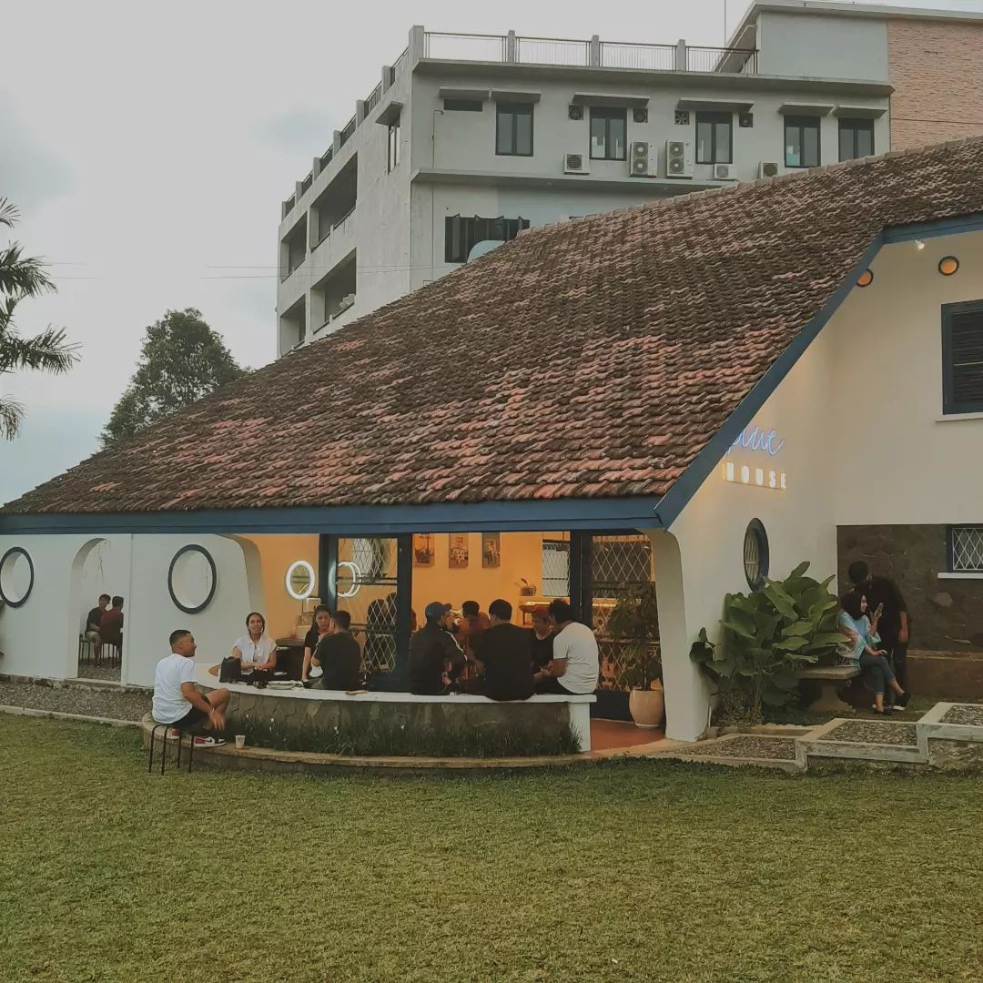 Blue House Coffe & Chill Semarang, Rumah Tempo Doeloe di Sulap Menjadi Cafe Cantik