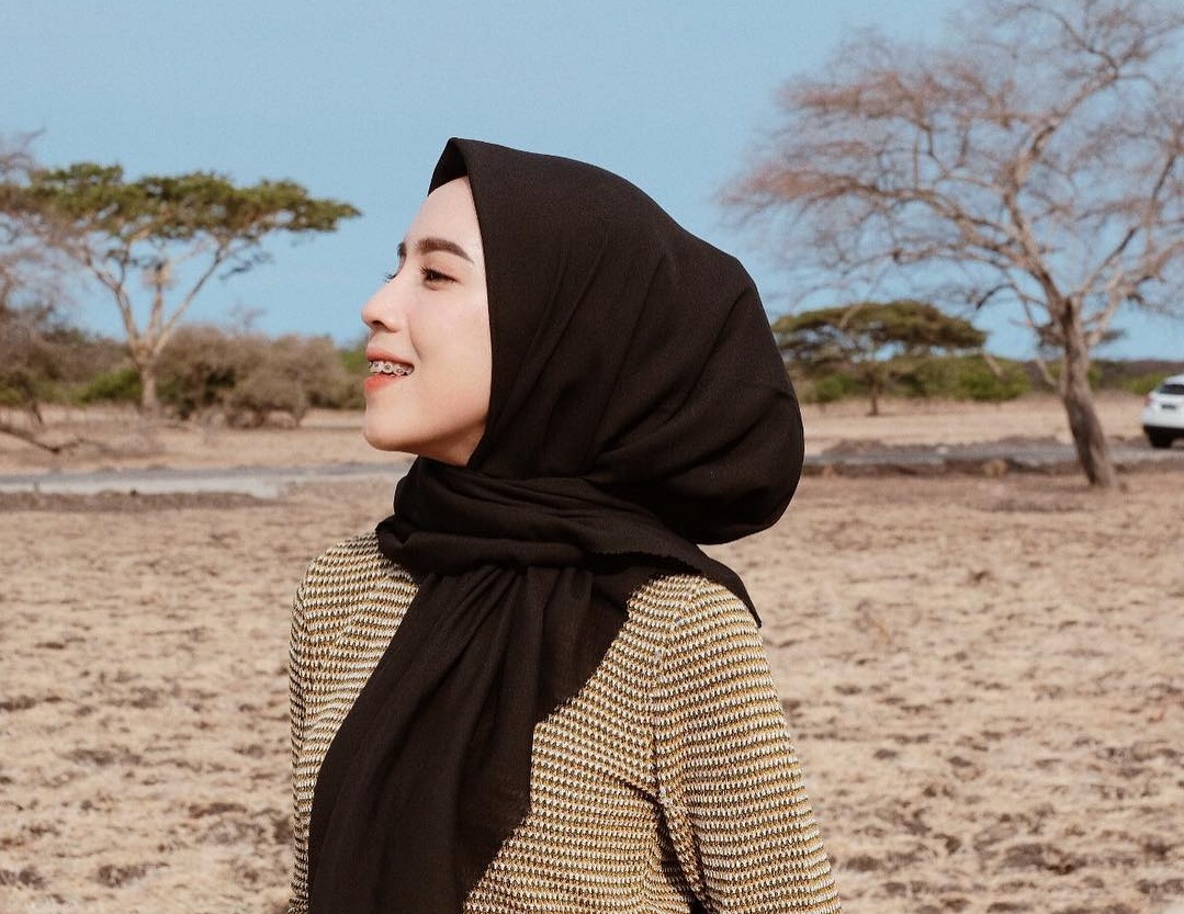 Dengan Gaya Hijab Ini, Selebgram Ameliaelle Tak Terlihat Chubby Justru Terlihat Stunning!