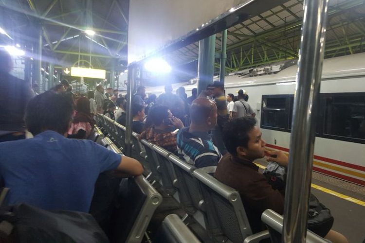 Sejumlah penumpang kereta Argo Parahyangan menunggu di Stasiun Gambir, Jakarta Pusat, Jumat (15/9/2017).