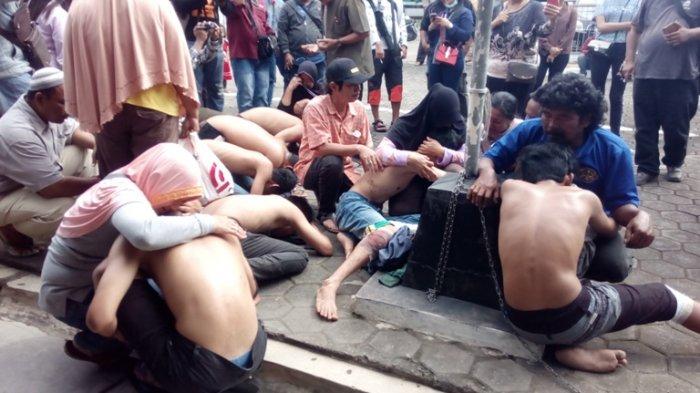 Anggota Geng 69 Semarang memeluk orangtua masing-masing setelah penangkapan di Polsek Tembalang, Kamis (7/2/2019)