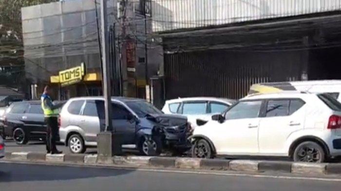 Dua Mobil Adu Banteng di Jalan Majapahit Semarang