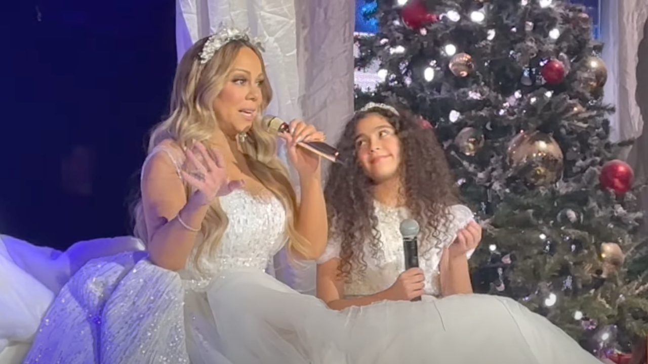 Duet Pertama  Mariah Carey Sang Putri Monroe di Pertunjukan Natal