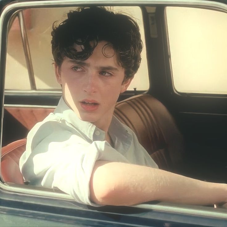 Gemparkan Para Penggemar, Timothee Chalamet  Datang ke Event Look-Alike Dirinya