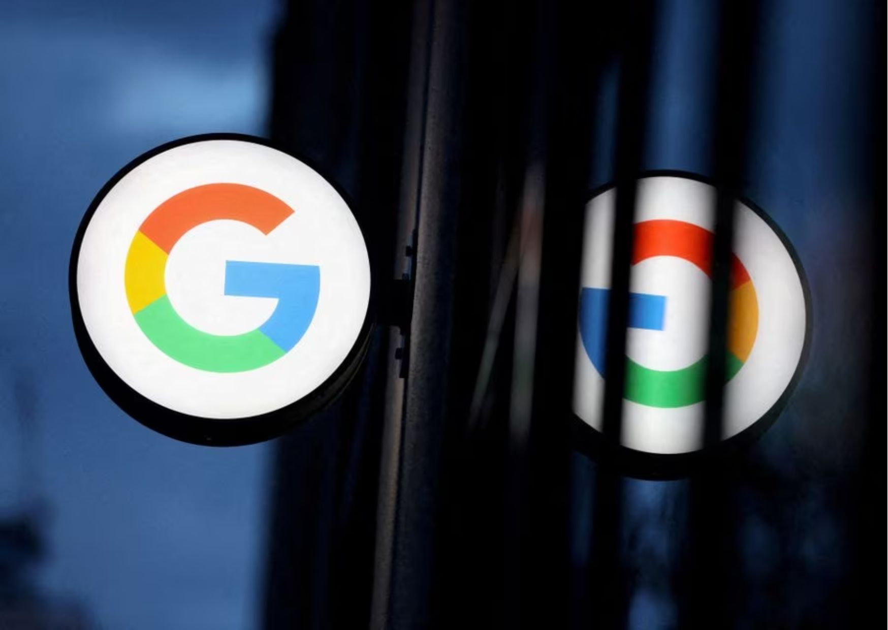Logo Google LLC terlihat di Google Store Chelsea di Manhattan, New York City, AS, 17 November 2021. 