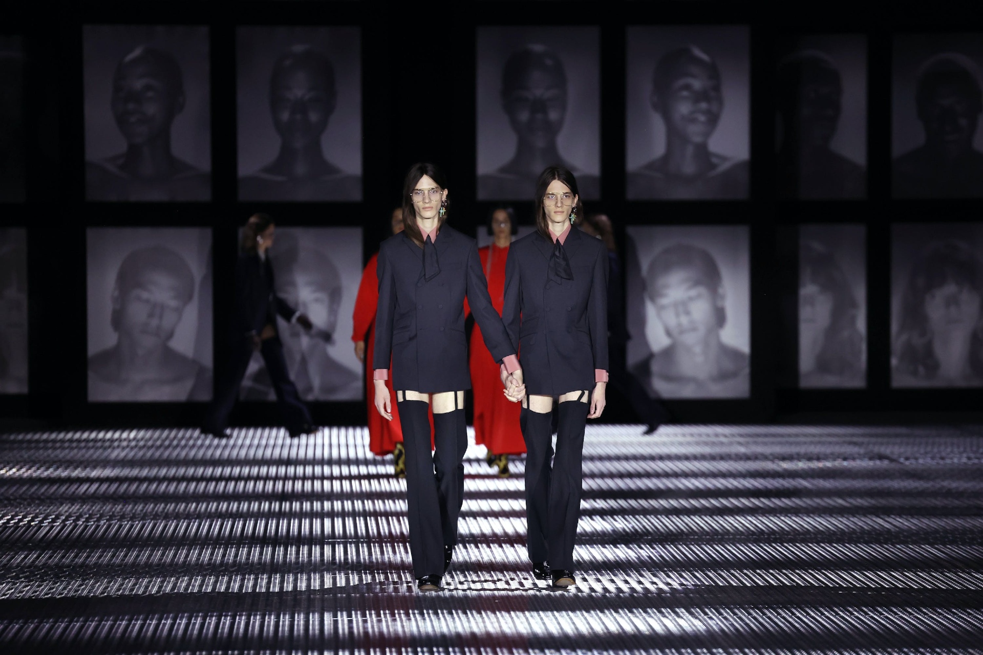 Gucci Spring Summer 2023 Menggaet Puluhan Model Kembar Identik untuk Tampil Di Fashion Show 