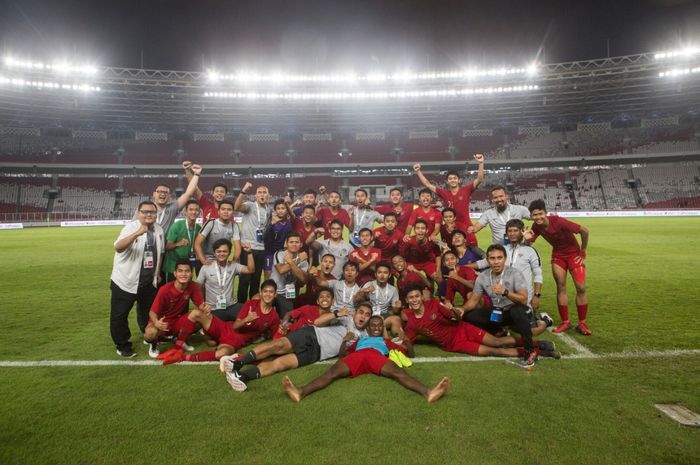 Para pemain dan staf pelatih timnas U-16 Indonesia berpose setelah partai penutp kualifikasi Piala Asia U-16 2020, 22 September 2019.