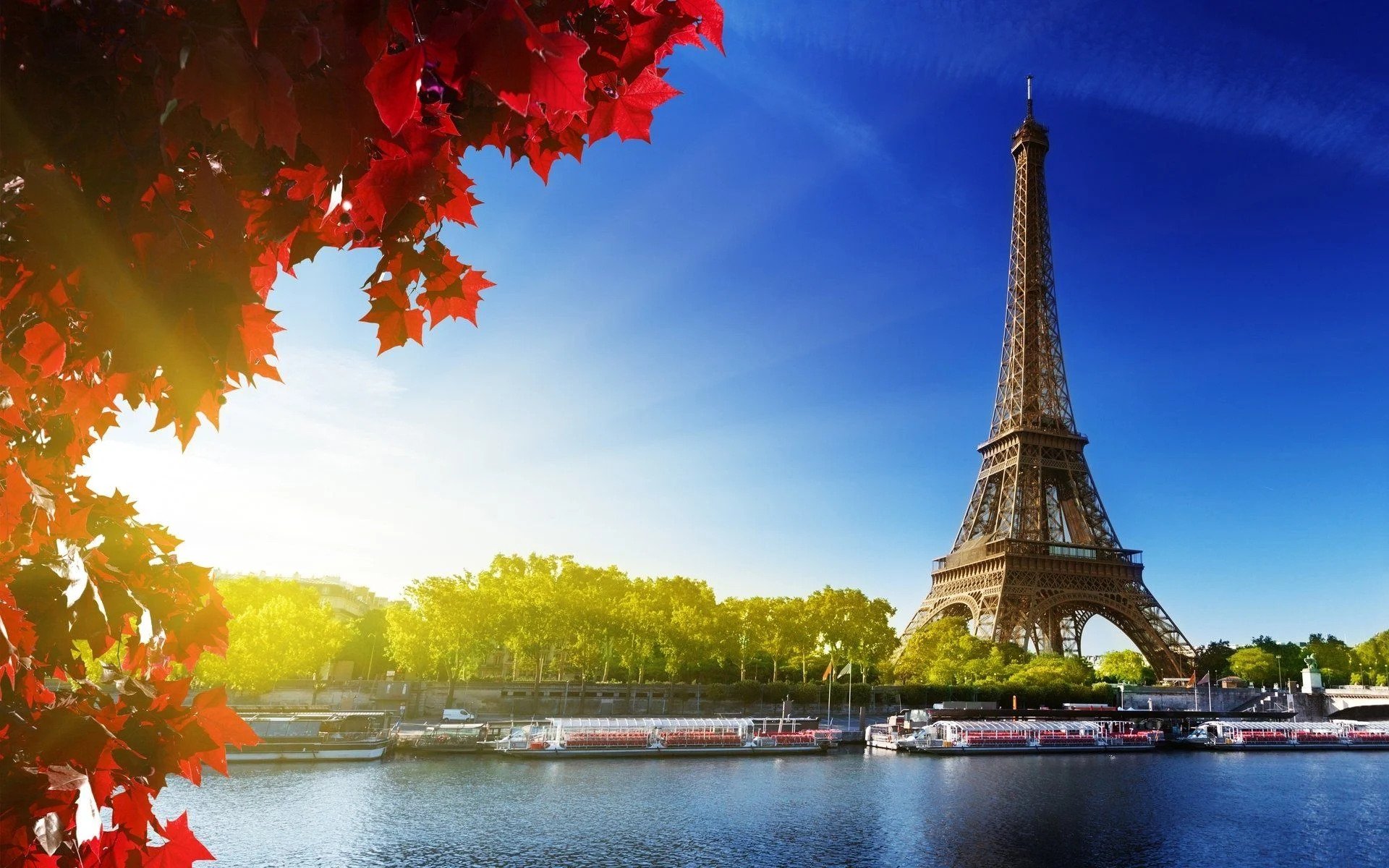 Hati - Hati Jika Ingin Berfoto Dengan Latar Belakang Menara Eiffel