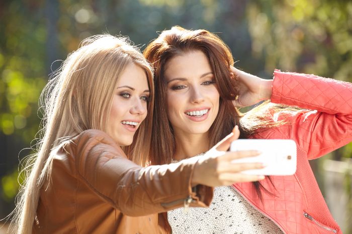 Hi Ladies, Nih Simak Tips Foto Selfie Biar Kelihatan Langsing!