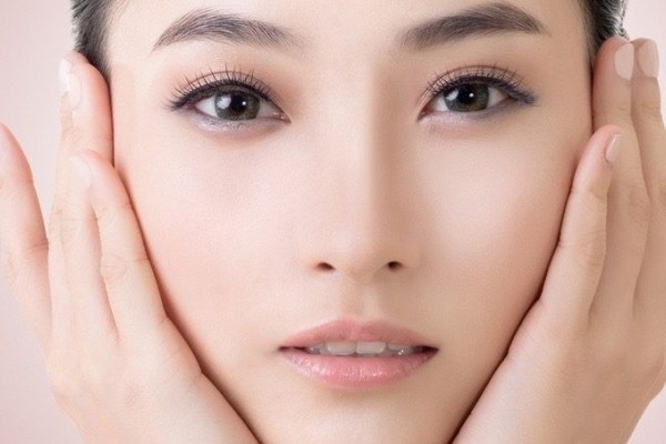 Ingin Glowing? Yuk Ikuti 10 Tahap Penggunaan Skincare Korea yang Patut Kamu Coba. 