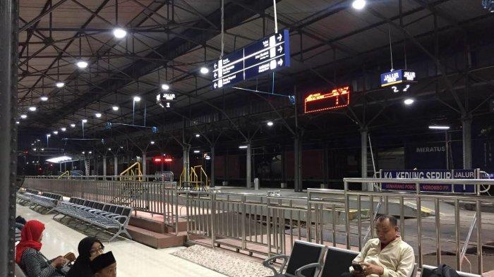 Senjumlah calon penumpang Kereta Api menunggu kedatangan KA Joglosemarkerto (Semarang-Purwokerto-Yogyakarta-Solo-Semarang) yang berangkat pukul 6.25 W