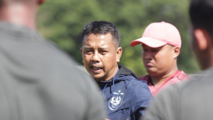 Pelatih pimpin latihan perdana PSIS Semarang, di Lapangan Terang Bangsa