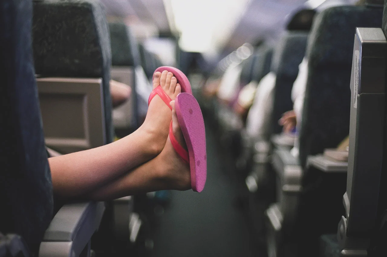 Jangan Pernah Memakai Sandal Jepit Selama di Bandara