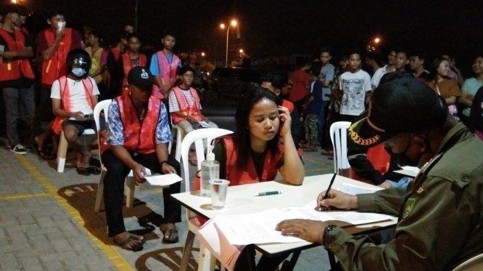  Warga terjaring razia didata oleh tim gugus tugas Covid-19 di alun-alun SP Sagulung, Kota Batam, Sabtu (19/9) malam. 