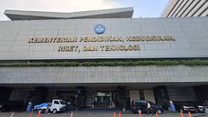 Tampak depan Gedung Kementerian Pendidikan, Kebudayaan, Riset, dan Teknologi (Kemdikbudristek)