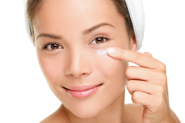 Ilustrasi Penggunaan Eye Cream