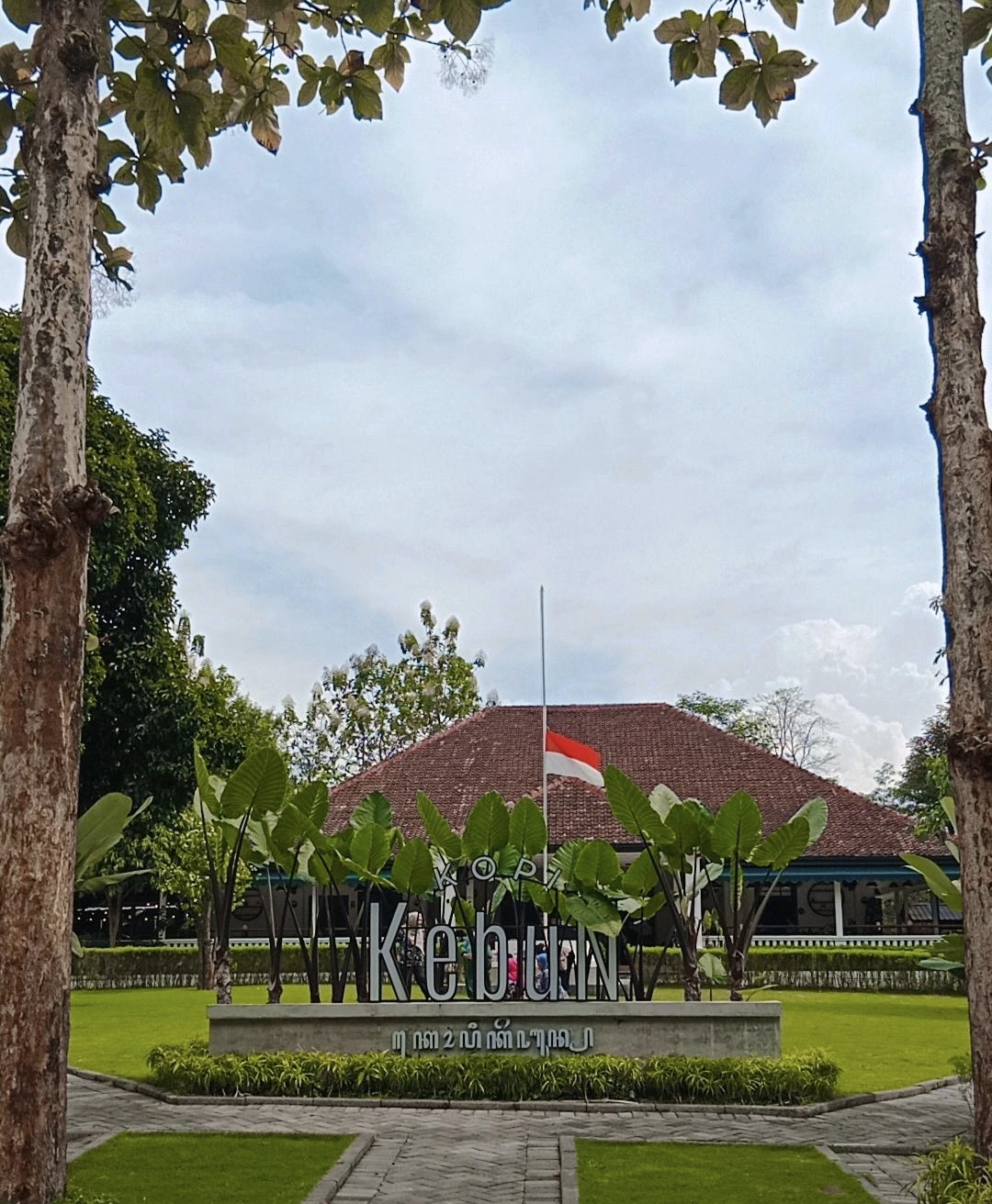 Kopi Kebun, Tongkrongan Vibes Kolonial di Semarang