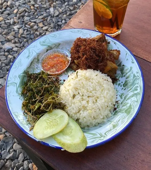 Kuliner Dekat UMK : Kedai Samarata di Kudus Punya Jukut Goreng yang Melimpah!