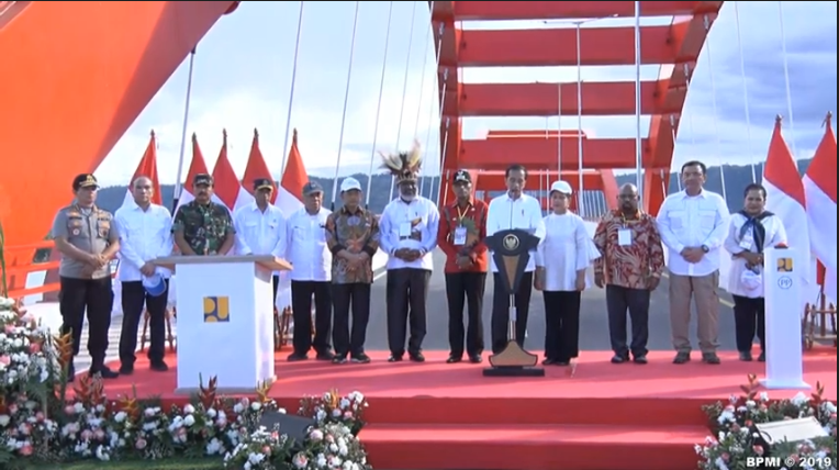 LIVE: Presiden Joko Widodo meresmikan jembatan Youtefa di Jayapura Papua.