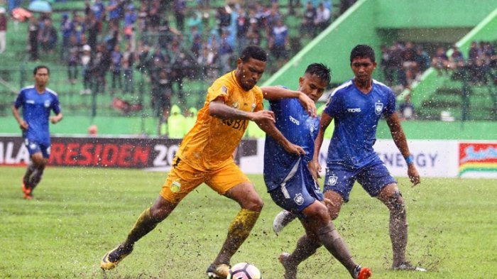 Gelandang Bhayangkara FC, Vendry Ronaldo Mofu berebut bola dengan Bek PSIS Semarang, Fendri Saputra dalam babak penyisihan Grup E, Piala Presiden 2018