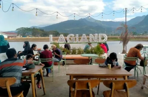 Lagiand Cafe Ambarawa, Tempat Nongkrong dengan View Pegunungan yang Bikin Betah!