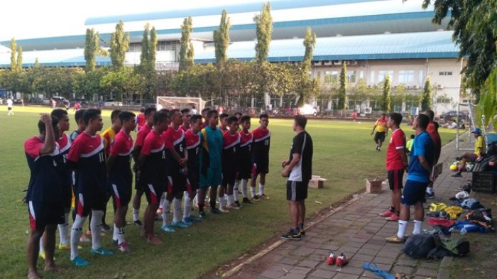 Skuat Bhayangkara Muda FC mendapat briefing dari tim pelatih di sela-sela pertandingan menghadapi Tim Terang Bangsa Diklat, dalam laga uji coba yang d