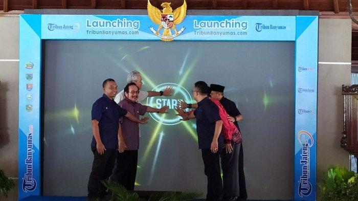 Penekanan tombol sebagai simbolis launchingnya TribunBanyumas.com, di Pendopo Si Panji Purwokerto, pada Selasa (21/1/2020). 