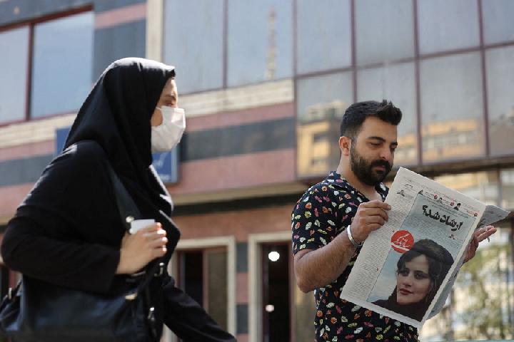 Mahsa Amini: Protes atas kematian wanita merenggut lebih banyak nyawa di Iran