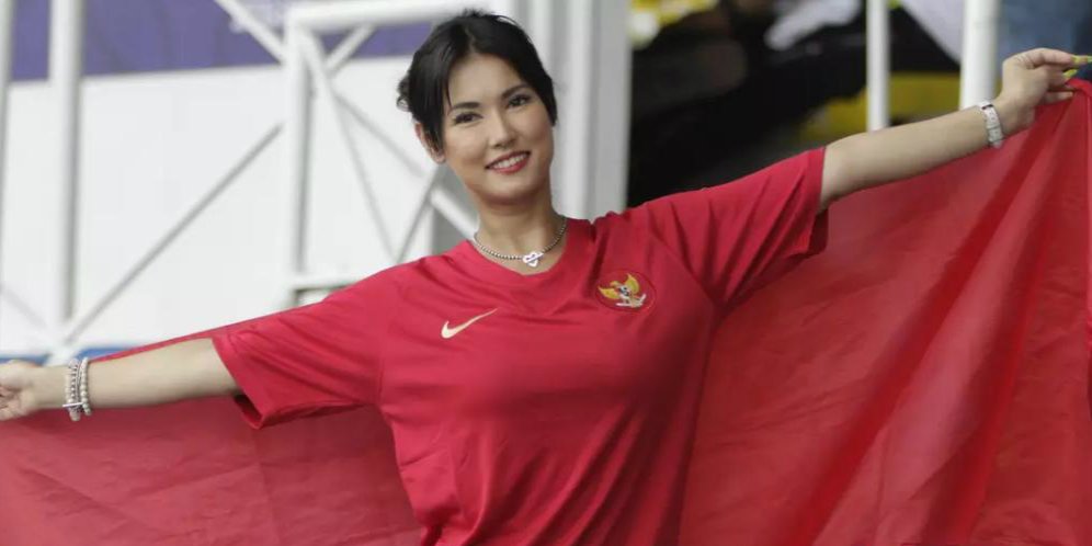 Maria Ozawa Dukung Langsung Timnas Indonesia di Liga  perdana Grup B, SEA Games 2019 di Stadion Rizal Memorial Filipina. 