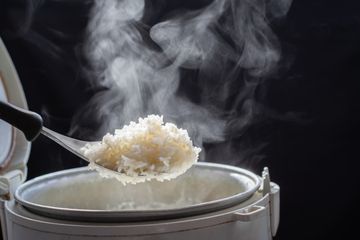 Memasak nasi Dengan Rice Cooker: Air Dingin atau Air Mendidih?