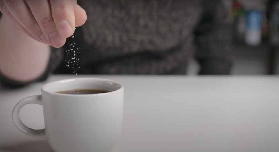 Mencampur kopi dengan garam