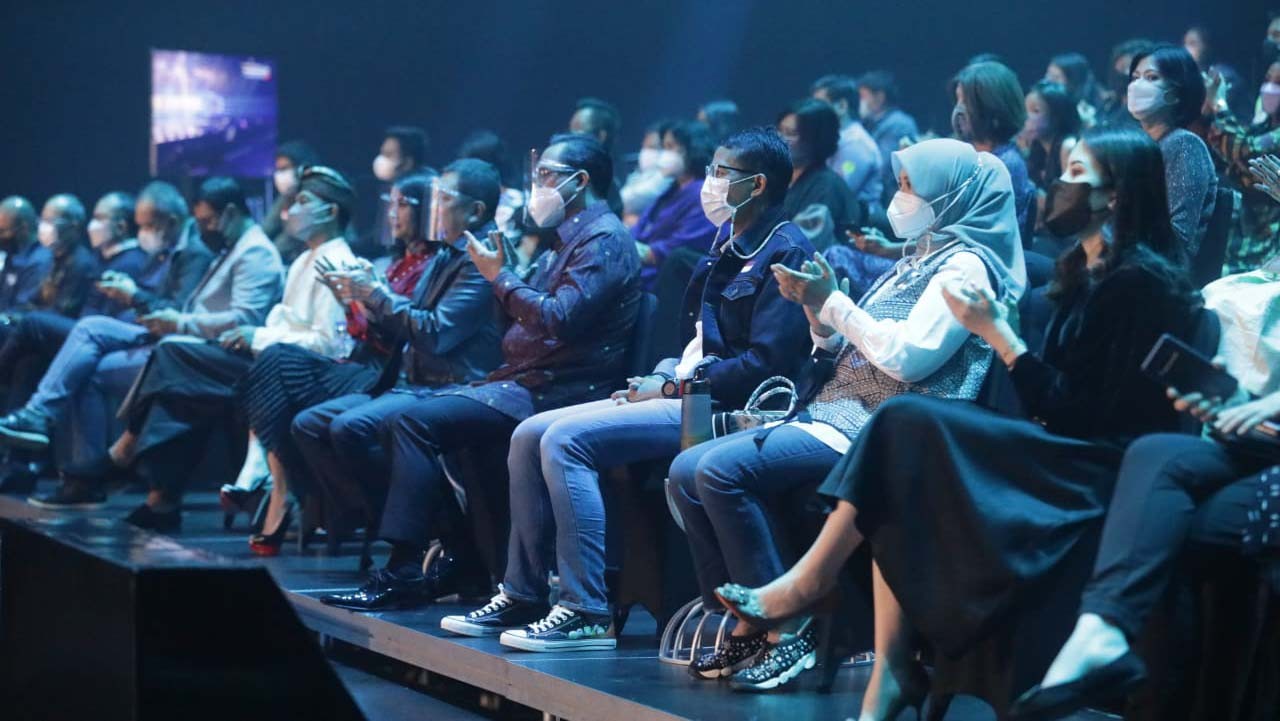 Executive Chairman MNC Group Hary Tanoesoedibjo menikmati Grand Final Indonesian Idol bersama dengan Menteri Pariwisata dan Ekonomi Kreatif Sandiaga U