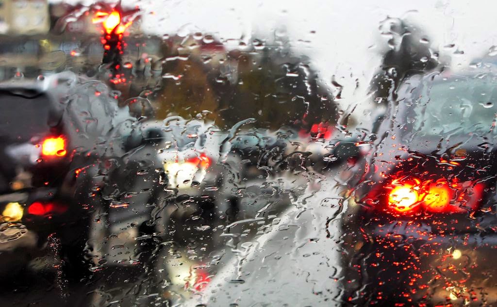 Mobil Setelah Terkena Hujan Wajib Dibilas, Ini Alasannya!