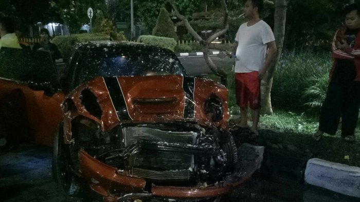Mobil Mini Cooper yang menabrak dua mobil di bundaran Dolog Jl A Yani Surabaya, Sabtu (23/12/2017) dini hari. 