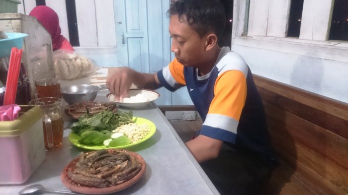 Pengunjung Warung Bu Niti mencicipi pecak welut kuliner khas Tegal Mlati, Petarukan, Pemalang.