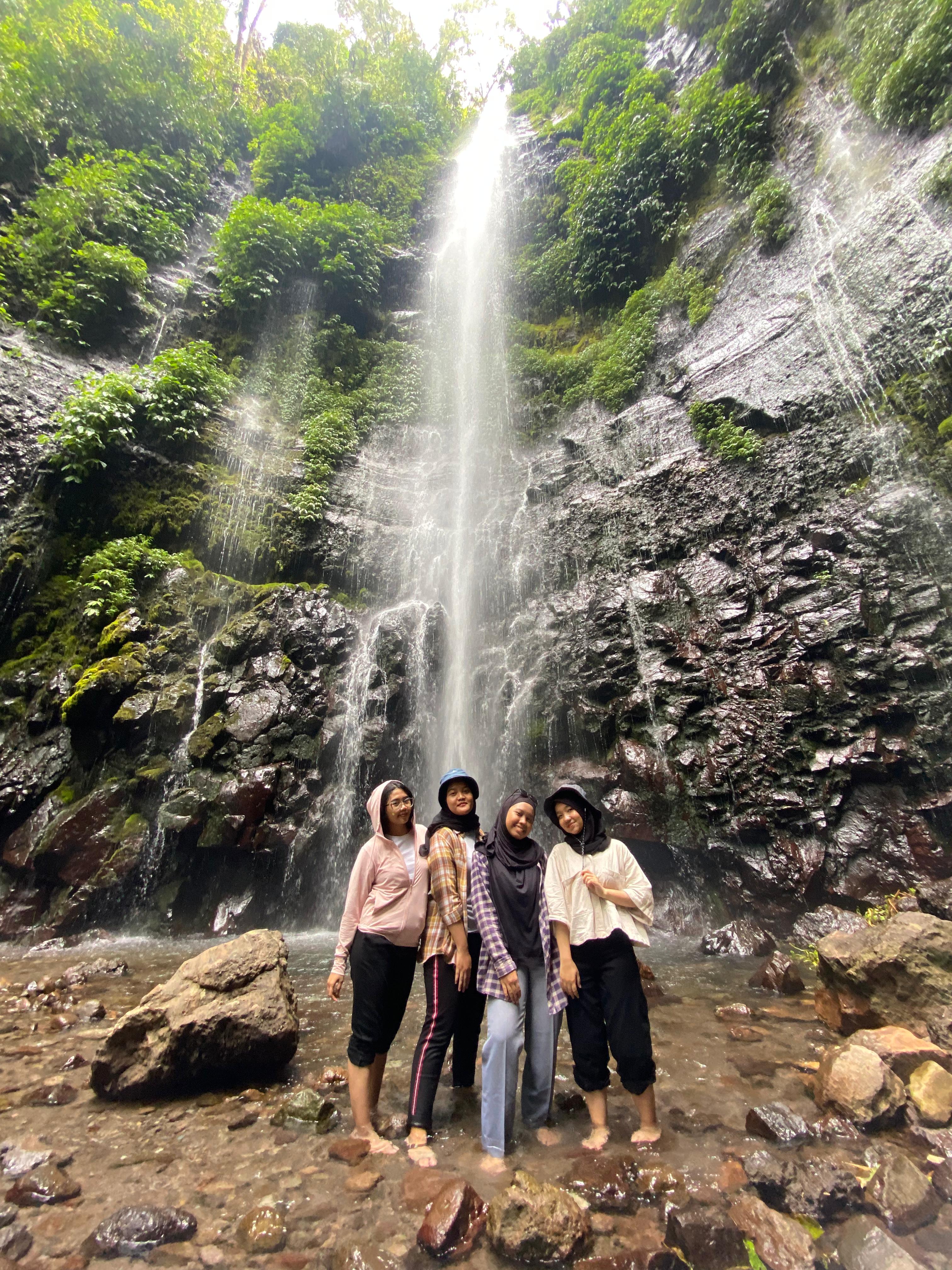 outfit nyaman dan hijab friendly untuk trekking ke curug