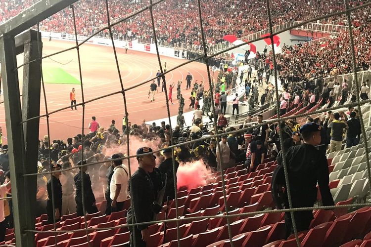 Kerusuhan yang terjadi pada laga kualifikasi Piala Dunia 2022 Indonesia vs Malaysia di GBK (05/09/2019)