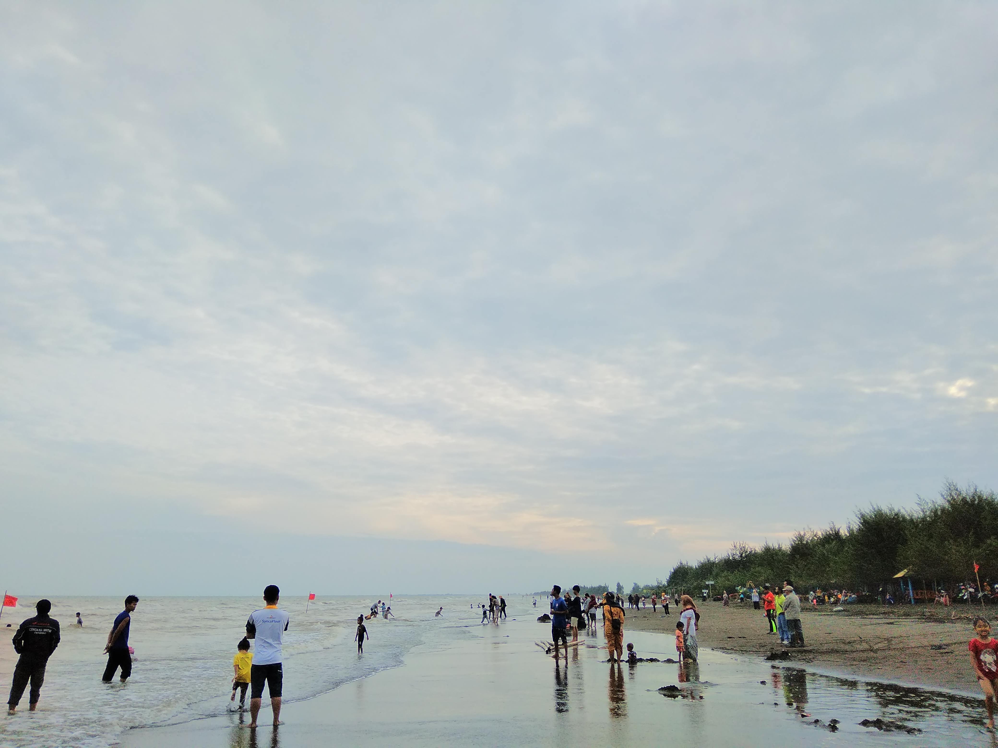 Pengunjung yang datang ke Pantai Indah Kemangi (PIK) Kendal