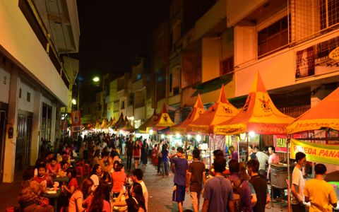 Suasana ramainya pengunjung di Pasar Semawis 